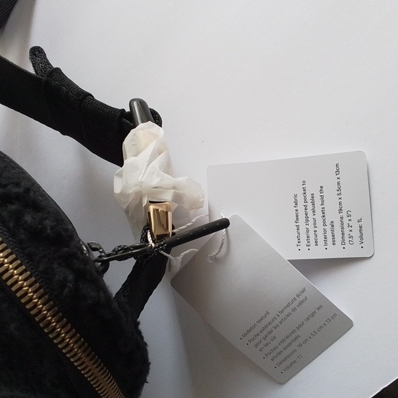 NEW Lululemon Athletica Everywhere Belt Bag Fleece Sherpa Black 1L - Picture 3 of 13